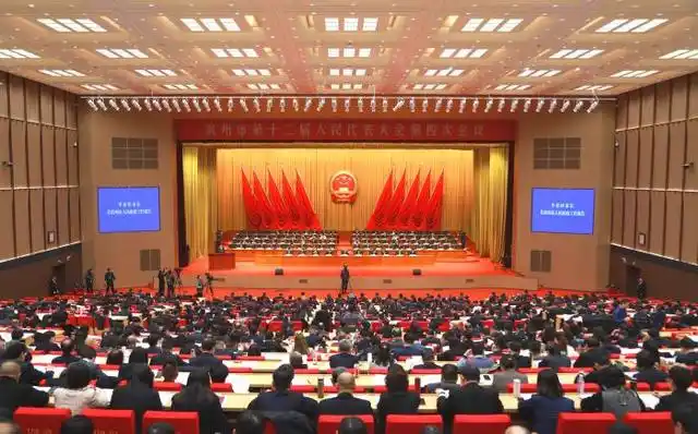 陳玉娟區(qū)長(zhǎng)：加速城區(qū)等地?zé)峁┡娲?打造地?zé)崮芤?guī)?；谜椿瘶影?地大熱能